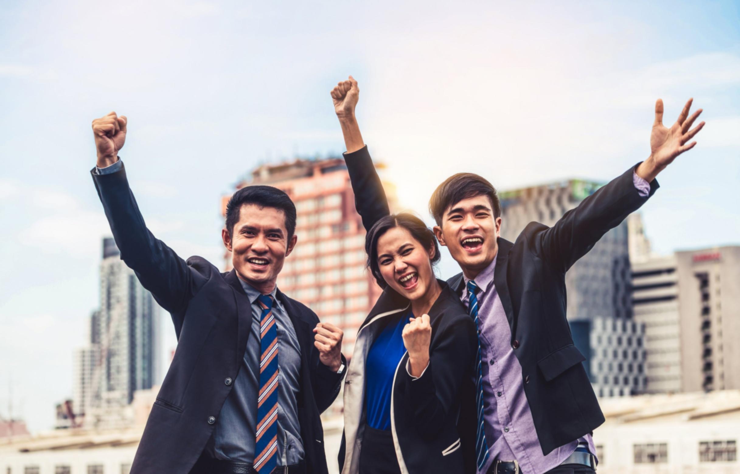 Teilnehmer arbeiten gemeinsam an praktischen Aufgaben in einer Workshop-Umgebung